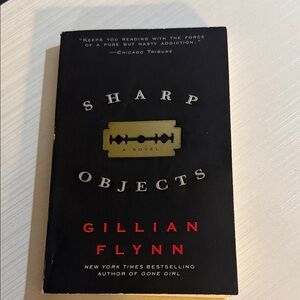 Sharp Objects by Gillian Flynn - Black Cover with Gold Accent